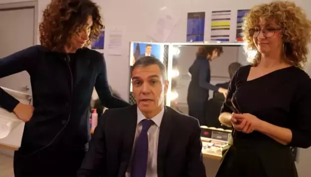 Pedro Sánchez se parodia a sí mismo en un sketch de Polònia