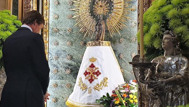 Pedro de Borbón-Dos Sicilias y Orleans reza frente a la Virgen del Pilar, vestida con un manto ofrendado por la Orden Constantiniana de San Jorge
