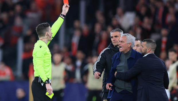 José Mourinho expulsado por François Letexier