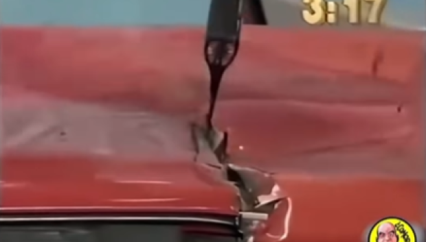 El hacha avanza sobre la chapa como un abrelatas