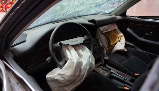 El interior casi intacto, el coche fue una burbuja de seguridad