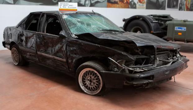 El coche en el estado en que quedó tras la bomba