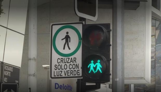 El problema es que los peatones crucen sin mirar en verde