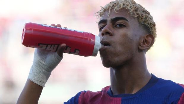 Lamine Yamal bebiendo agua durante un partido