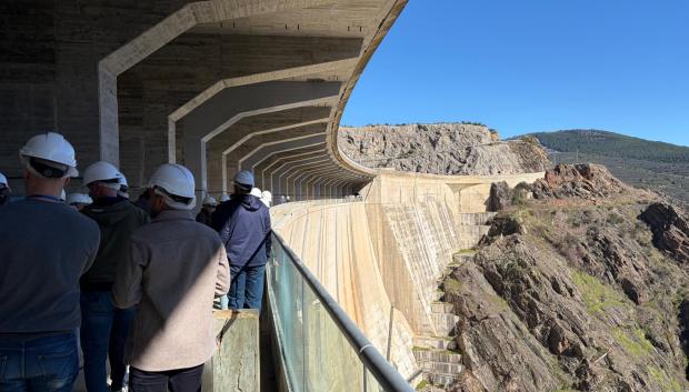 Un grupo de madrileños en su visita a El Atazar este sábado