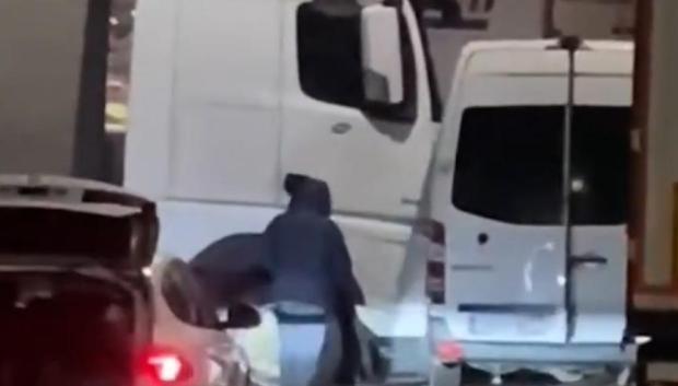 Algunos camioneros les hacen frente, como este que se llevó por delante la furgoneta de los ladrones