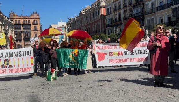Los convocantes denuncian «la deriva insostenible de un gobierno horadado por la corrupción y que ataca frontalmente la independencia judicial y el Estado de Derecho todos los días»