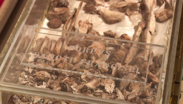 Los restos de San Francisco de Asís expuestos en una vitrina dentro de la Basílica