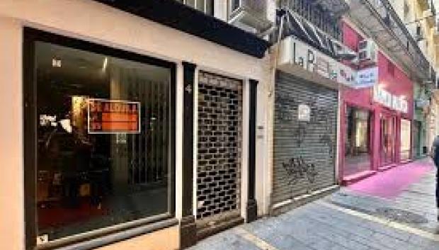 Cada vez se ven más persianas echadas en el pequeño comercio tradicional