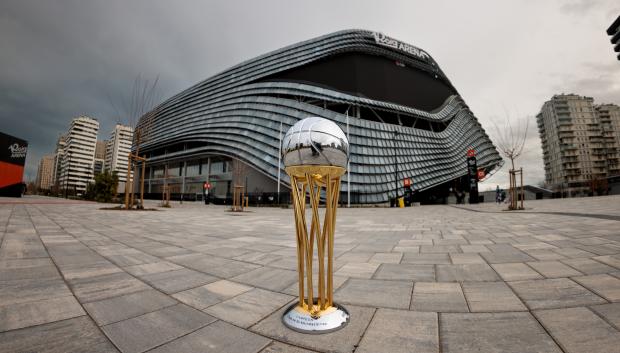 Imagen del pabellón Roig Arena de Valencia junto a la Copa del Rey
