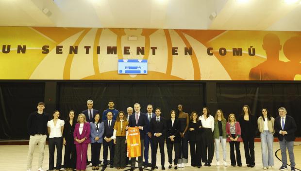 Imagen de la foto de familia realizada en el Roig Arena