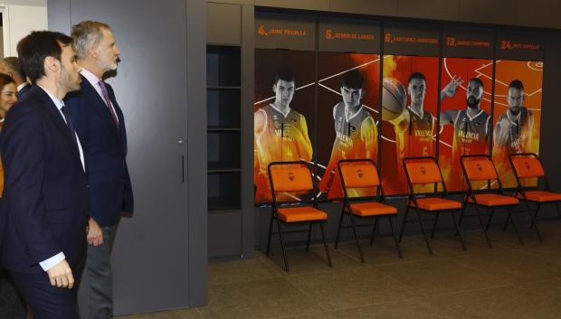 Imagen del Rey junto al director general del Valencia Basket