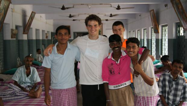 Marcos Pou en el centro de las Misioneras de la Caridad en Calcuta (India)