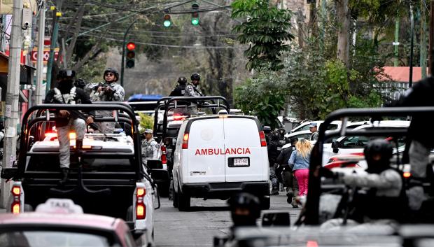 Una ambulancia del servicio forense de México traslada el cuerpo de Nemesio Oseguera alias Mencho
