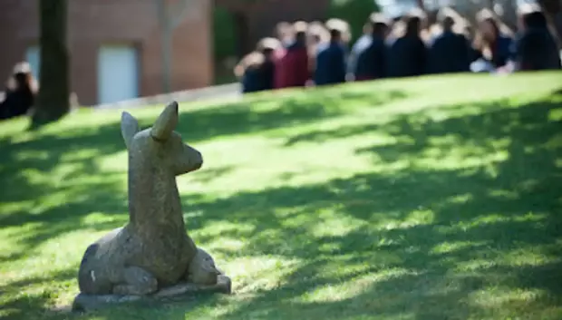 Una escultura en los jardines de la escuela La Vall