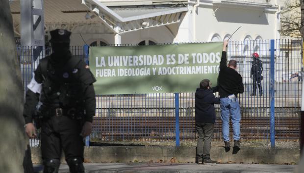 Militantes de Vox colocan una pancarta defendiendo la libertad en la universidad