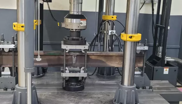 Imagen de una máquina de fatiga de materiales