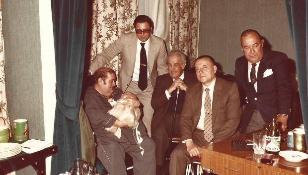 Foto única de Juan Garcia Carres detenido en la clínica Covesa tras pasar un año en Carabanchel con Antonio Muñoz Perea casado con hija de Blas Piñar, Jose Antonio Girón, Blas Piñar y el teniente general y falangista Carlos Iniesta