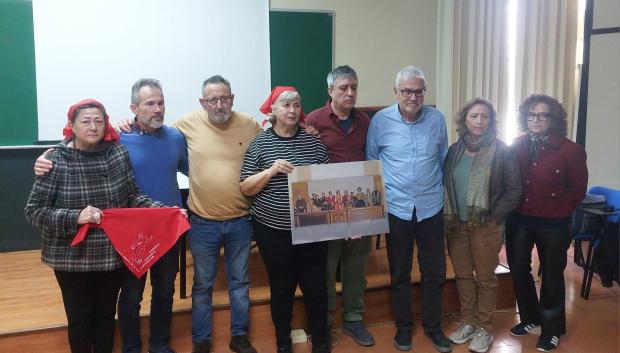Miembros de Memòria de Mallorca sostienen la foto de los fundadores de la entidad en su 20º aniversario