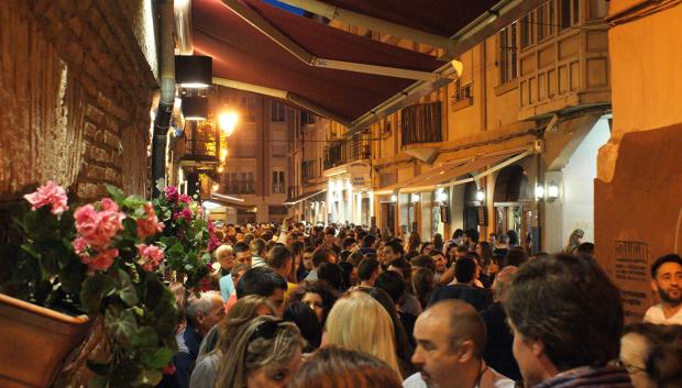 Hora punta en la calle Laurel de Logroño