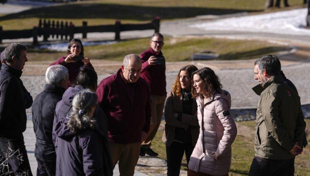 La presidenta de la Comunidad de Madrid, Isabel Díaz Ayuso, y alguno de sus consejeros con visitantes de Peñalara