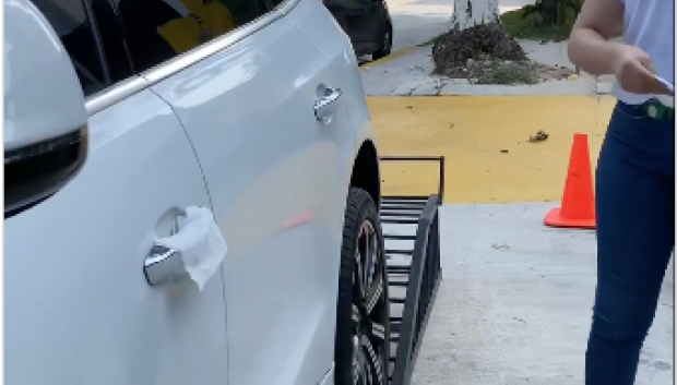 Un pañuelo en el tirador de la puerta, otro método de control