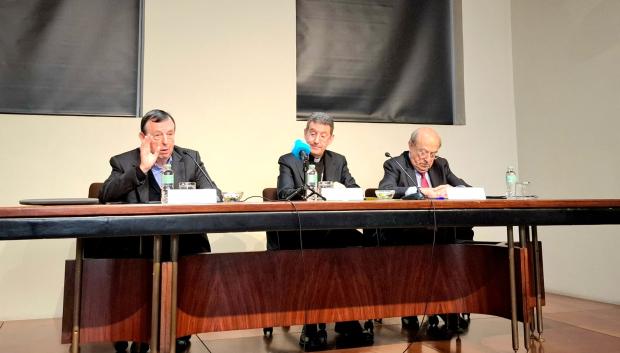 Enric Puig, el obispo auxiliar David Abadías y Esteve Camps, este jueves