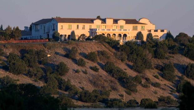 La hacienda domina una colina entre las ciudades de Albuquerque y Santa Fe