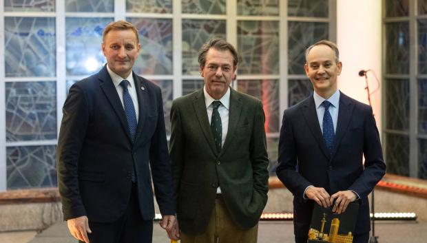 Augusto Ferrer Dalmau durante la inauguración de su exposición en Lituania