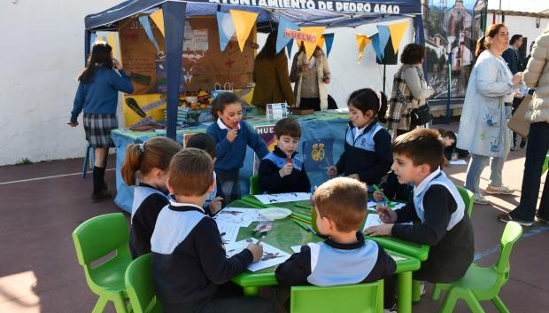 I Feria del Turismo en el colegio SAFA ‘Rafaela María’ de Pedro Abad
