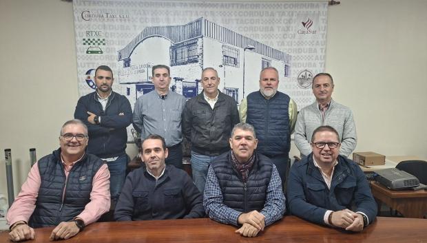 José María Jiménez (2º izda., delante), con el resto de miembros de la nueva junta directiva de los taxistas cordobeses.