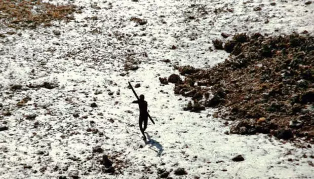 Nativo sentinelese dispara con su arco a un helicóptero