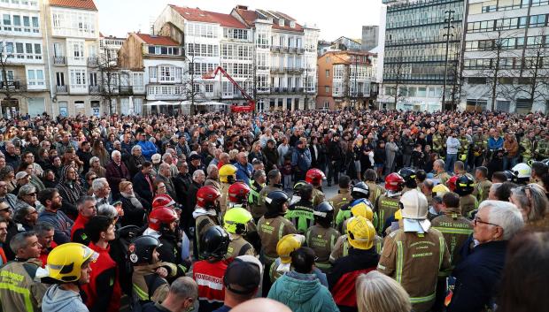 Bomberos de Ferrol acompañados de decenas de personas durante una concentración bajo el lema ‘¡Todos somos Polo!’, a 26 de febrero de 2026, en Ferrol, Galicia (España). Los grupos municipales del PSOE, BNG y Ferrol en Común han registrado una moción conjunta que se debatirá en el pleno de este jueves, para abordar las consecuencias del incendio registrado la madrugada del pasado jueves, 19 de febrero, en el barrio de Recimil, que se saldó con la muerte de un joven de 19 años y un bombero herido, con la amputación de una de sus extremidades.

Raúl Lomba / Europa Press
26 FEBRERO 2026;FERROL;INCENDIO;RECIMIL;
26/2/2026
