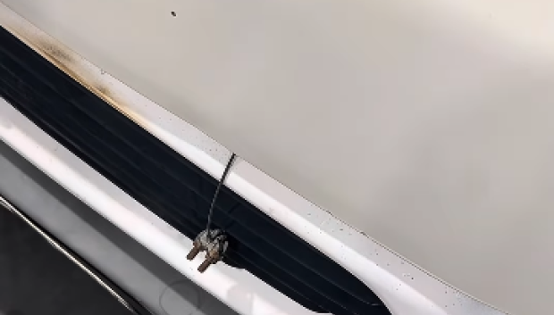 Tirando de este cordel se abre el capó del coche