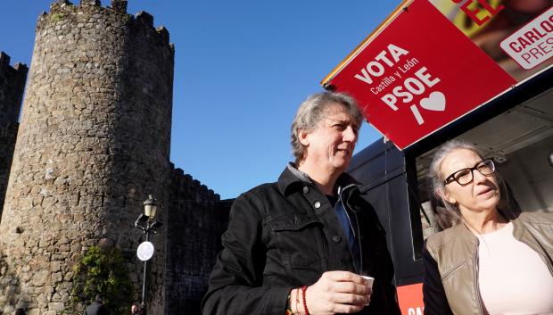 El secretario general del PSOECyL y candidato a la Presidencia de la Junta, Carlos Martínez, junto a la candidata bulense Carmen Iglesias en Arenas de San Pedro (Ávila)