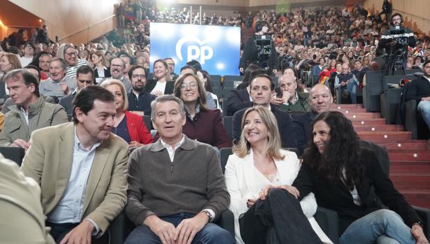 El presidente del PP, Alberto Núñez Feijóo, y el candidato a la reelección al frente de la Junta, Alfonso Fernández Mañueco, desarrollan un acto en Ávila durante la segunda jornada de la campaña electoral