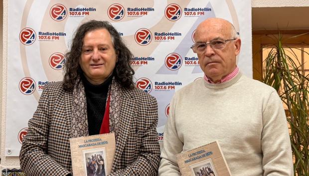Antonio del Carmen y Francisco Peñalver con su libro 'La protesta mascarada de 1876'