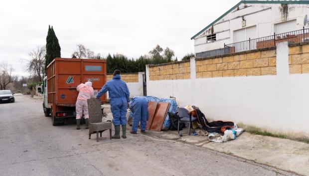 Retirada de enseres por trabajadores de Sadeco