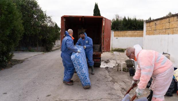 Operarios de Sadeco retiran enseres inservibles por el agua
