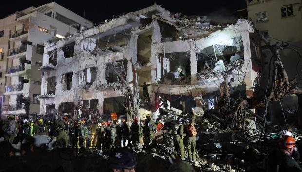 Un edificio de Tel Aviv afectado por el impacto del misil