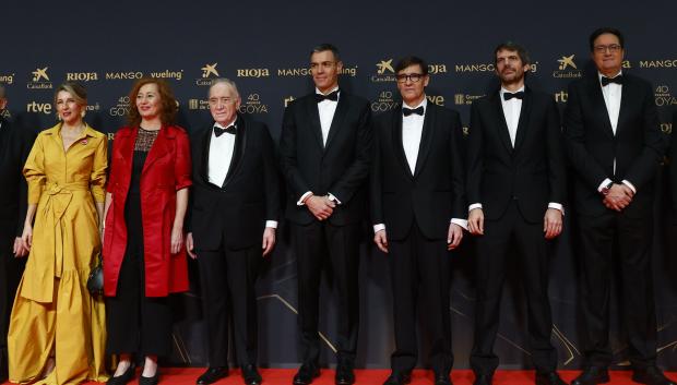 BARCELONA, 28/02/2026.- (i-d) La ministra de Trabajo Yolanda Díaz, la presidenta del Congreso Francina Armengol, el presidente de la Academia de Cine Fernando Méndez-Leite, presidente del Gobierno Pedro Sánchez, el presidente de la Generalitat Salvador Illa, el ministro de Cultura Ernest Urtasun y el ministro de Transformación Digital Óscar López, posan a su llegada a la ceremonia de entrega de los Premios Goya en su 40 edición, este sábado en el Auditorio Fórum CCIB de Barcelona. EFE/Quique García