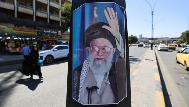 Un cartel con la imagen del ayatolá Alí Jamenéi en Bagdad.