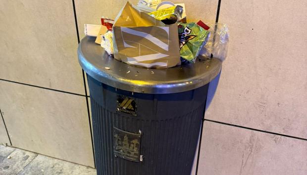 Aspecto de una papelera ubicada en esta zona de gran trasiego turístico
