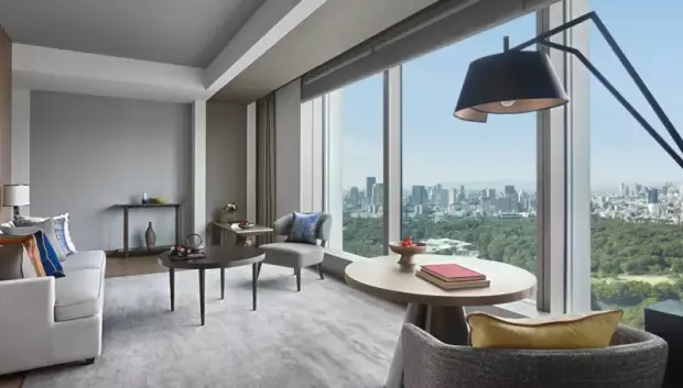 La pareja se alojó en un hotel de lujo con vistas a los jardines del Palacio Imperial