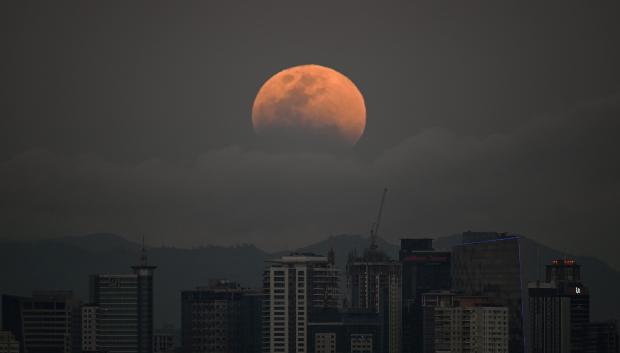 Luna llena, también conocida como Luna de sangre, se eleva sobre los edificios de Manila.