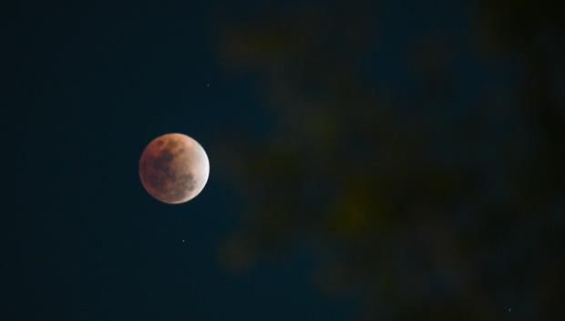 Luna llena, también conocida como Luna de sangre, se eleva sobre los edificios de Manila