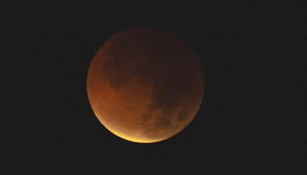 Evolución del eclipse total de luna este martes, en ciudad de Panamá (Panamá).