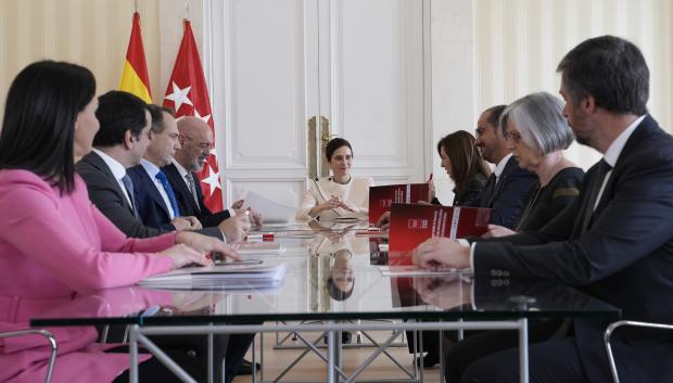 Isabel Díaz Ayuso y los rectores de las seis universidades públicas madrileñas en la firma del acuerdo de financiación.