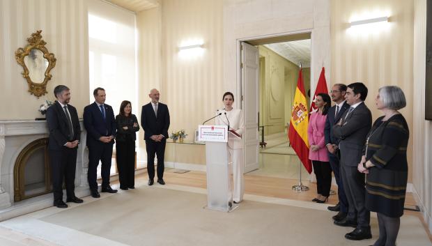 Isabel Díaz Ayuso con los rectores de las seis universidades públicas de Madrid