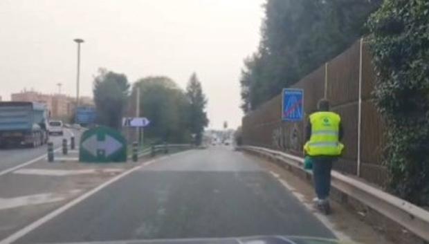 Sancionado por circular en patinete eléctrico por la autovía SE-30